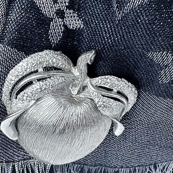 Sarah Coventry Vintage Silver Tone Apple Delight Brooch Pin Fashion Accessory I - Picture 8 of 16